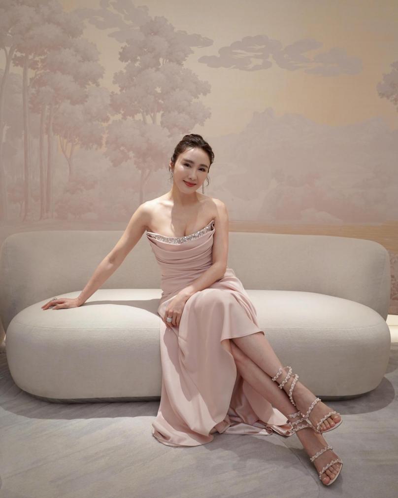 kaiyun网站-黎姿太丰满了，真空穿紧身裙都兜不住好身材，我感慨富商真会选人