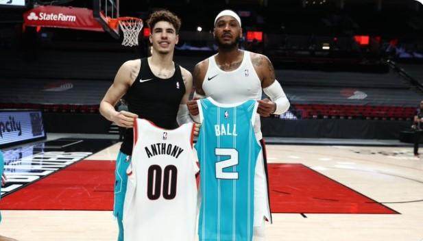 两代“Melo”交换球衣 对垒青年才俊成甜瓜最大享受